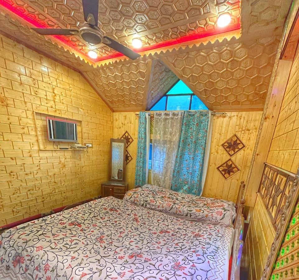 Exotic Young Shreen Houseboat Hotel Srīnagar Buitenkant foto