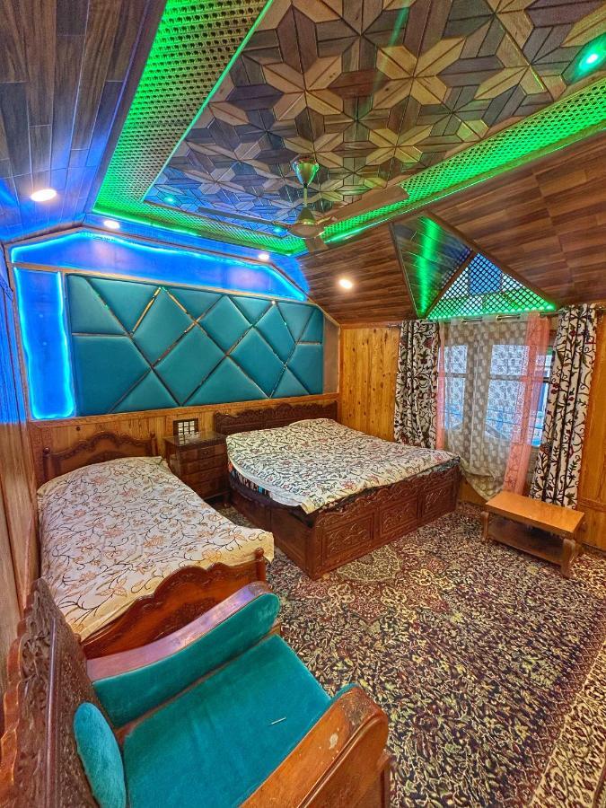 Exotic Young Shreen Houseboat Hotel Srīnagar Buitenkant foto