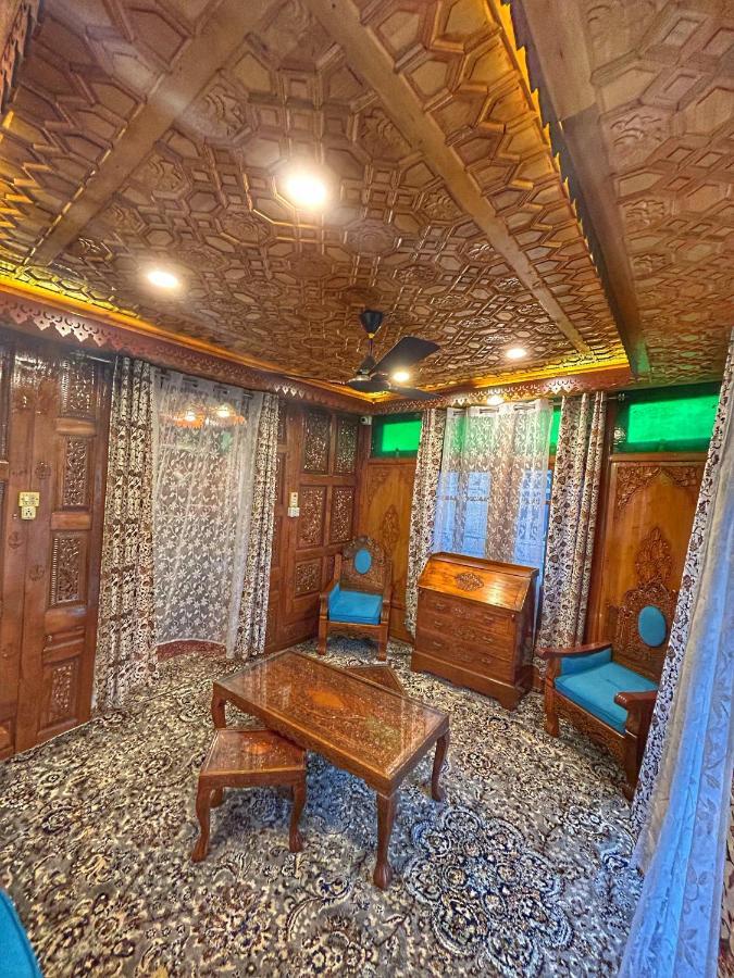 Exotic Young Shreen Houseboat Srīnagar Buitenkant foto