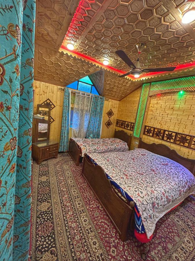 Exotic Young Shreen Houseboat Hotel Srīnagar Buitenkant foto
